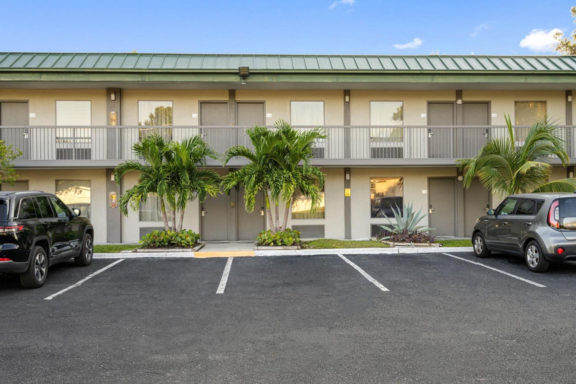 Bay Breeze Aparthotel South Bradenton Exterior photo