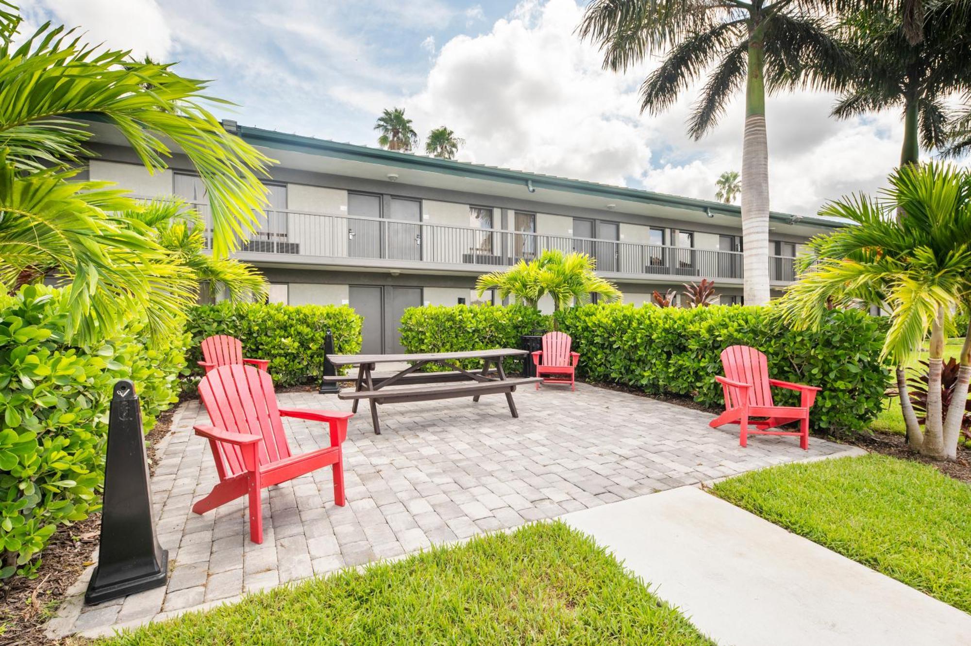 Bay Breeze Aparthotel South Bradenton Exterior photo