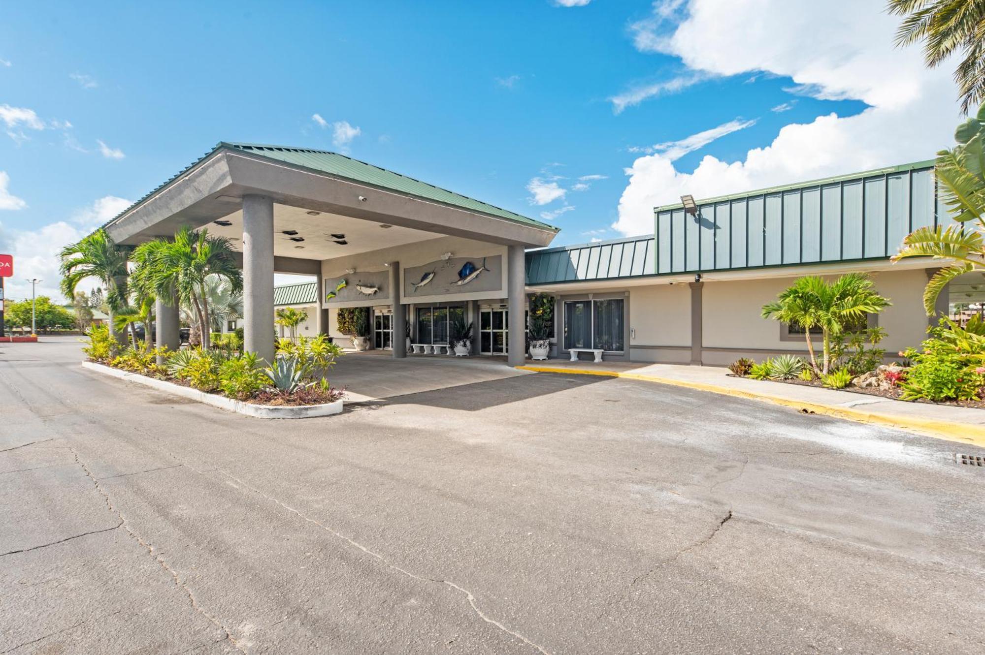 Bay Breeze Aparthotel South Bradenton Exterior photo