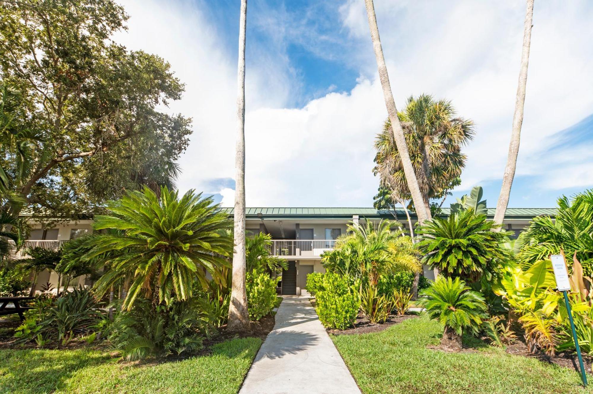 Bay Breeze Aparthotel South Bradenton Exterior photo