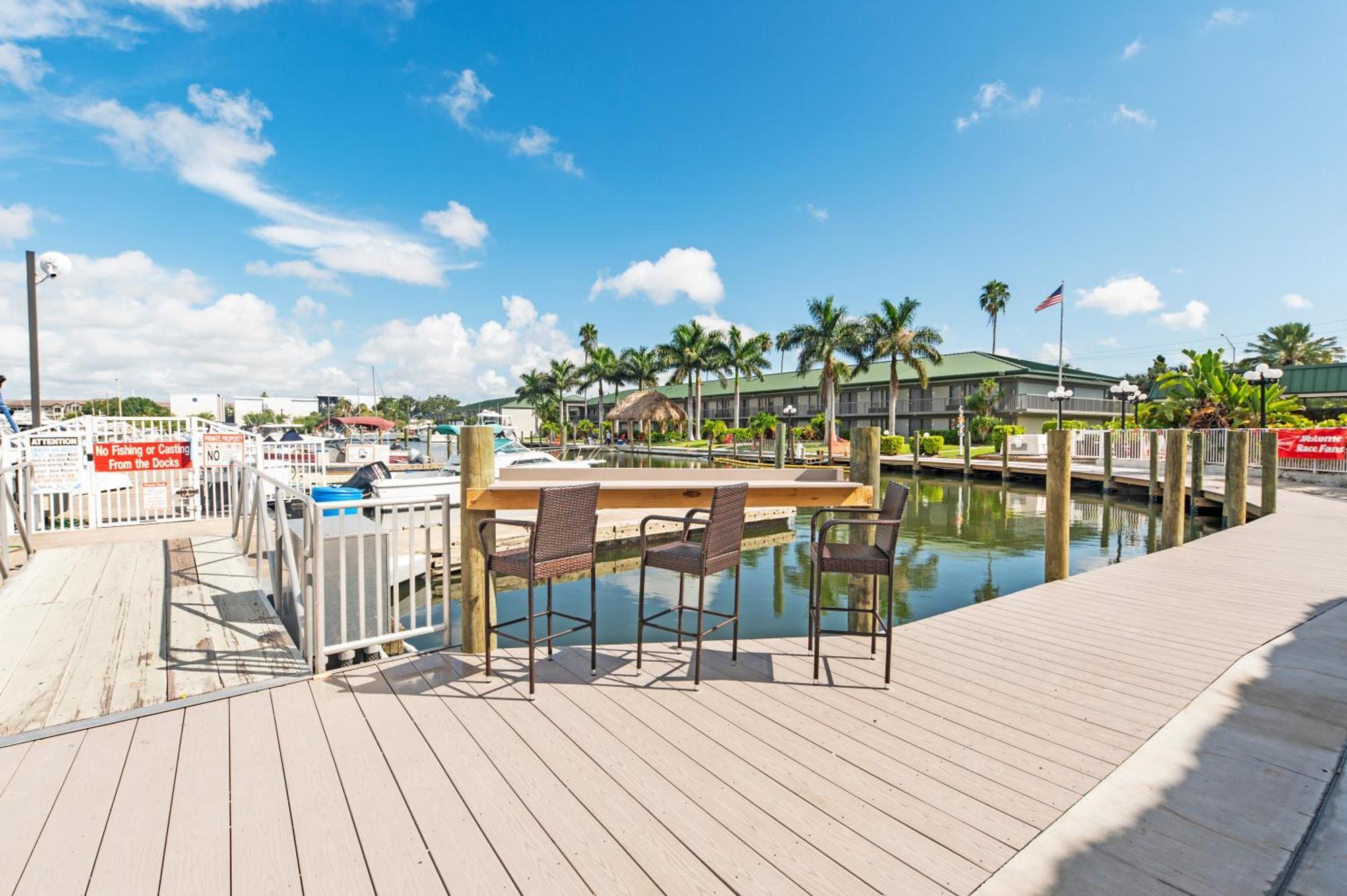 Bay Breeze Aparthotel South Bradenton Exterior photo