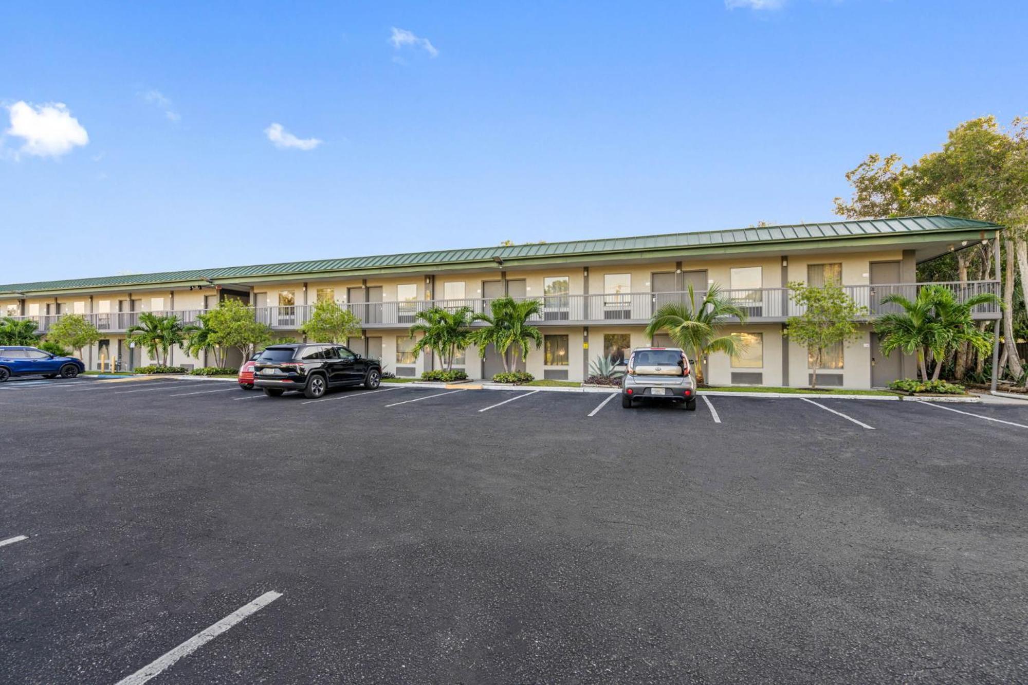 Bay Breeze Aparthotel South Bradenton Exterior photo